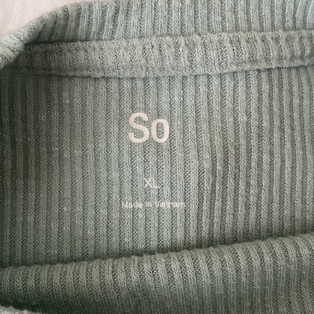 teal woman’s shirt - Picture 2 of 3
